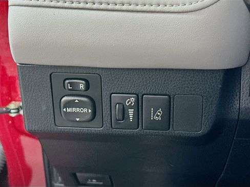 Used 2018 Toyota RAV4 XLE AWD/4WD image 16