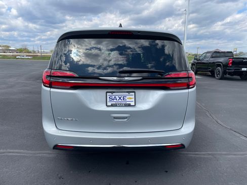 Used 2024 Chrysler Pacifica Touring-L FWD image 4