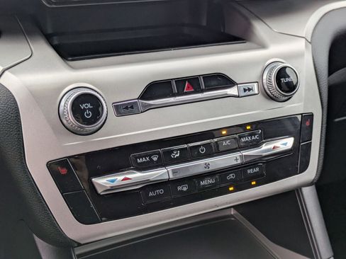 Used 2022 Ford Explorer XLT image 21