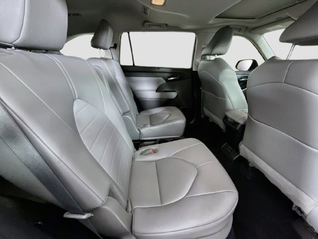 Used 2023 Toyota Highlander XLE AWD/4WD image 28
