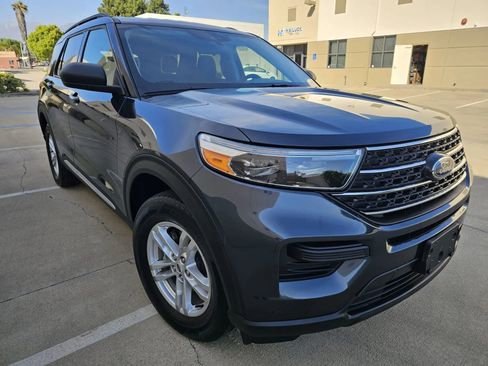 Used 2023 Ford Explorer XLT image 2