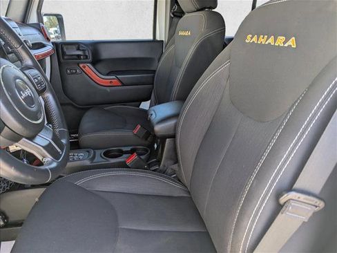 Used 2015 Jeep Wrangler Unlimited Sahara w/ Connectivity Group AWD/4WD image 16