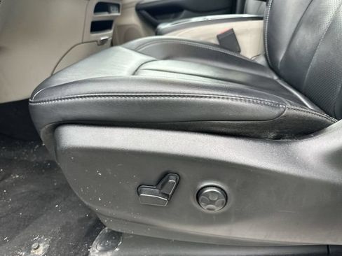 Used 2024 Chrysler Pacifica Touring-L FWD image 16