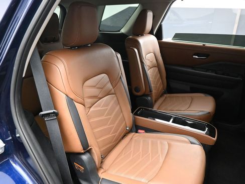 Certified 2025 Nissan Pathfinder Platinum FWD image 13