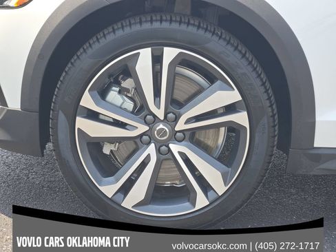 Certified 2026 Volvo V60 B5 Cross Country Plus w/ Climate Package AWD/4WD image 14