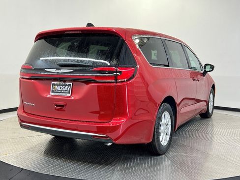 New 2026 Chrysler Pacifica Select image 7
