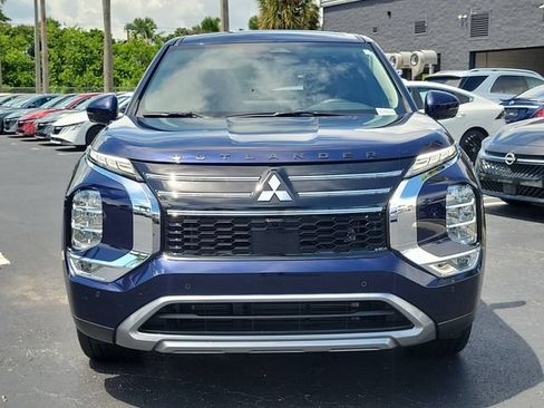 Used 2025 Mitsubishi Outlander SE FWD image 2