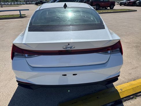 Used 2023 Hyundai Elantra SEL w/ Convenience Package image 9
