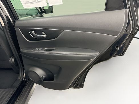 Used 2018 Nissan Rogue SV w/ Premium Package AWD/4WD image 32