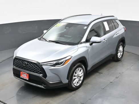 Used 2024 Toyota Corolla Cross LE image 32