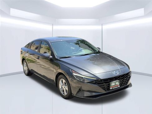 Used 2021 Hyundai Elantra SE FWD image 3