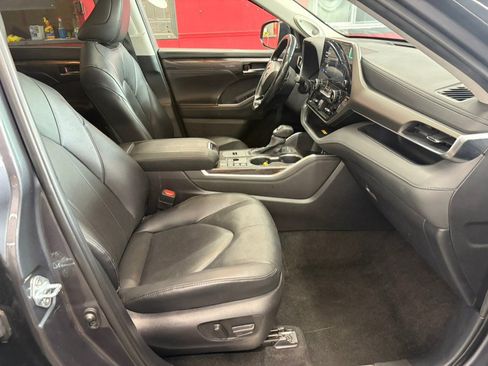Used 2024 Toyota Highlander Limited AWD/4WD image 21