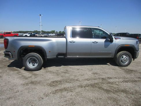 New 2026 GMC Sierra 3500 SLE w/ SLE Value Package AWD/4WD image 3