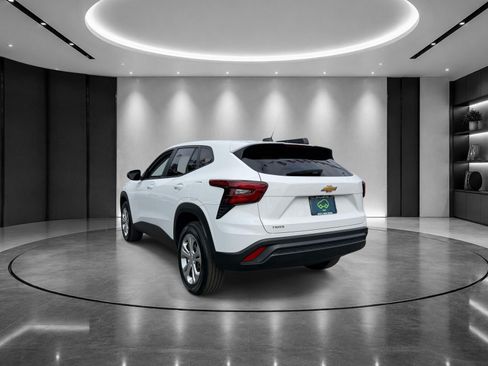 Certified 2024 Chevrolet Trax LS FWD image 3