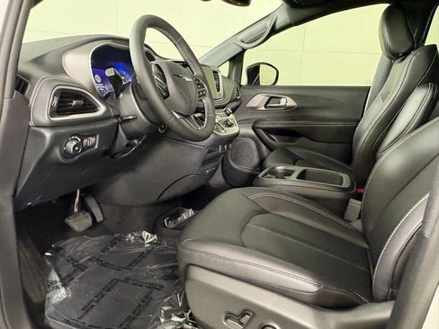 New 2026 Chrysler Pacifica Select FWD image 17