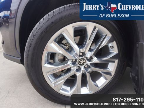 Used 2024 Toyota Highlander Limited FWD image 13