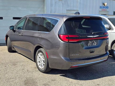 Used 2023 Chrysler Pacifica Touring-L image 14