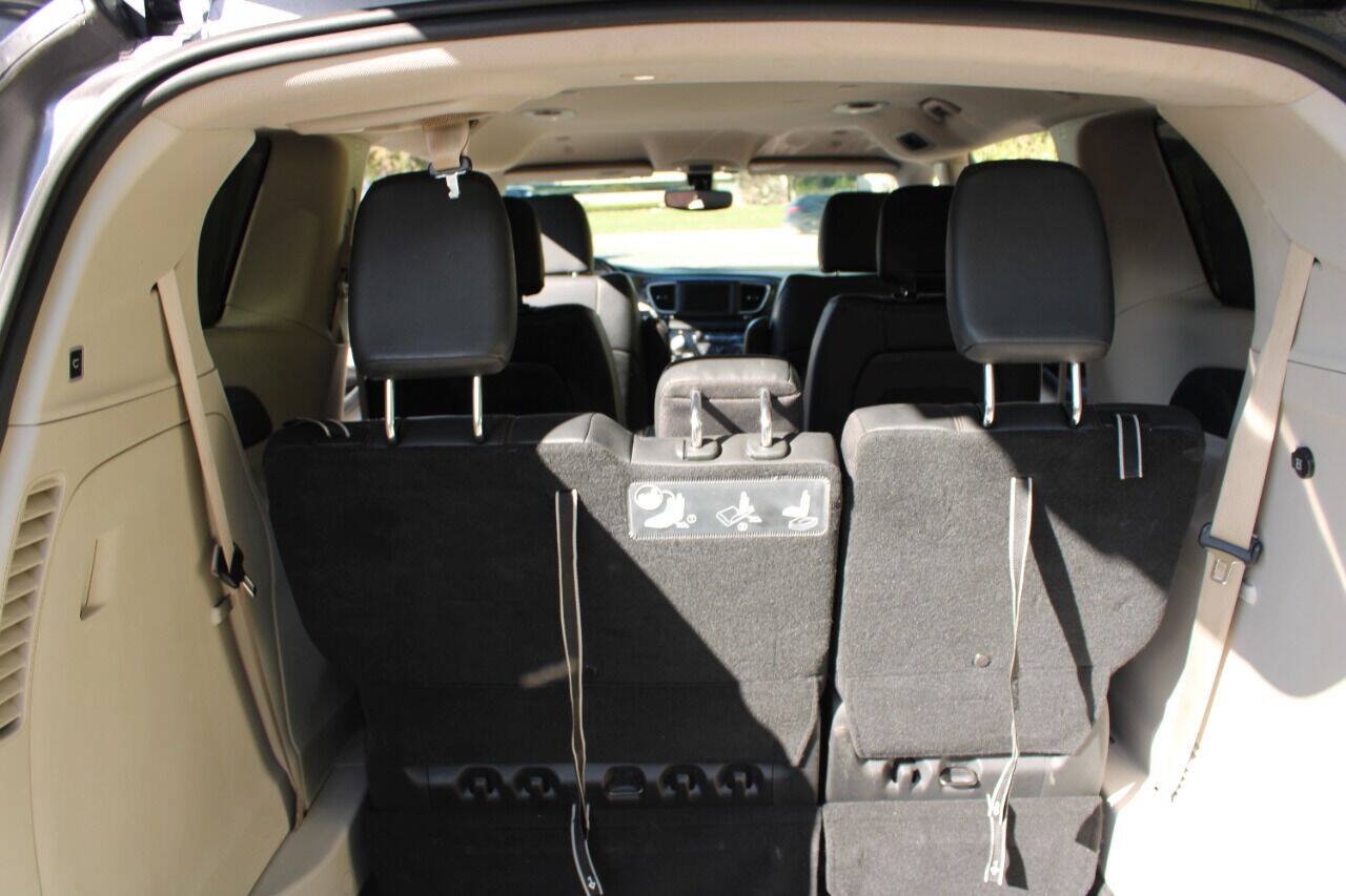 Used 2020 Chrysler Pacifica Touring-L FWD image 24