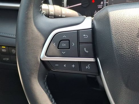 Used 2024 Toyota Highlander XLE AWD/4WD image 21