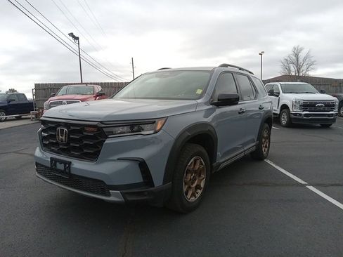 Used 2024 Honda Pilot TrailSport image 3