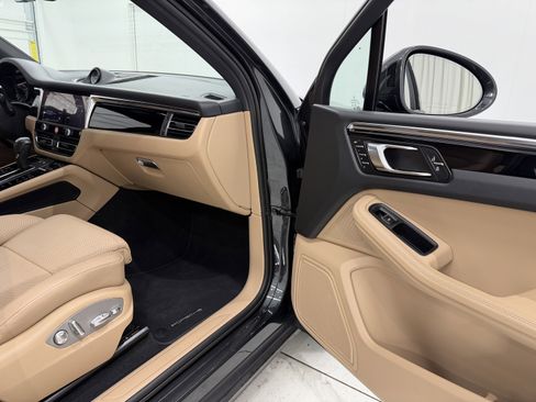 Certified 2025 Porsche Macan image 22