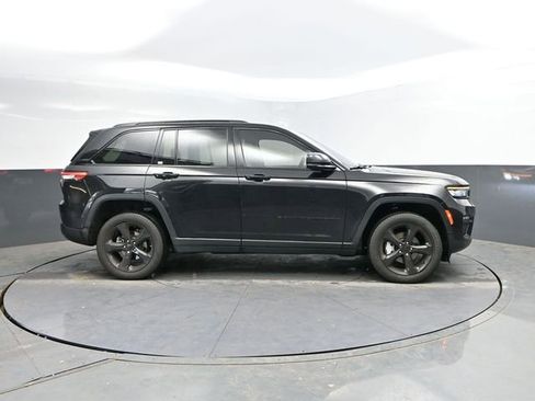 Used 2023 Jeep Grand Cherokee Limited w/ Black Appearance Package image 12