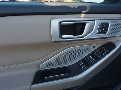 Used 2023 Ford Explorer Limited w/ Limited Technology Package RWD image 4