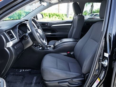 Used 2017 Toyota Highlander LE image 16