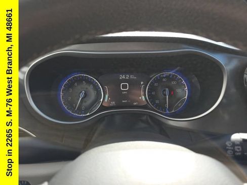 Used 2023 Chrysler Pacifica Touring-L FWD image 16