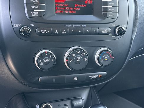 Used 2015 Kia Soul + image 28