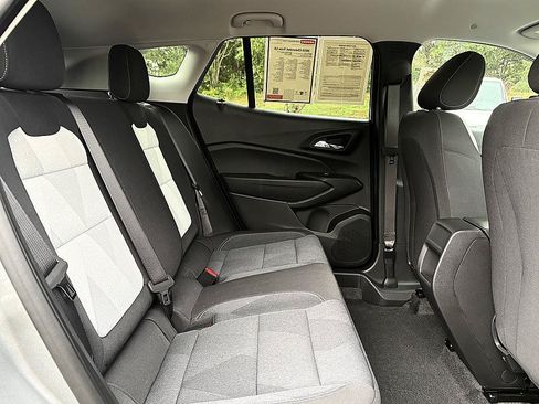 Used 2025 Chevrolet Trax LS w/ LS Convenience Package FWD image 12