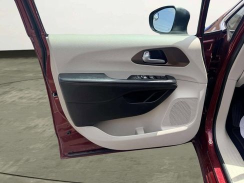 Used 2017 Chrysler Pacifica Touring FWD image 17