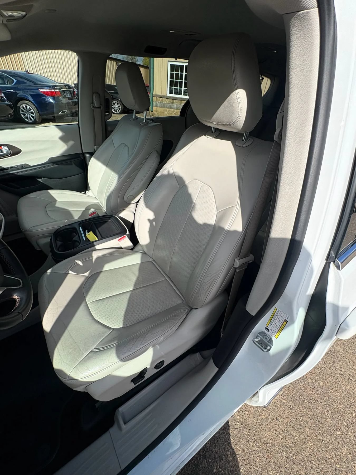 Used 2018 Chrysler Pacifica Touring-L FWD image 15