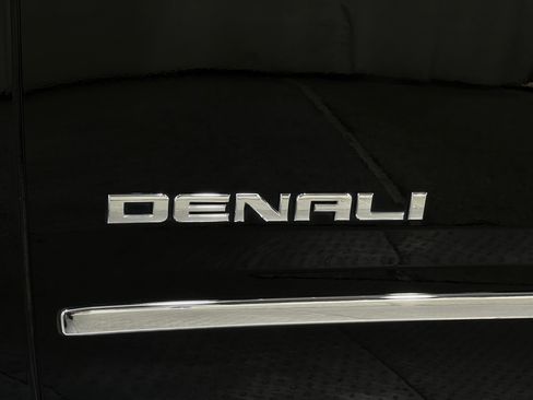 Used 2020 GMC Yukon Denali w/ Denali Premium Package AWD/4WD image 39