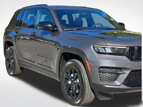 New 2025 Jeep Grand Cherokee Altitude image 40
