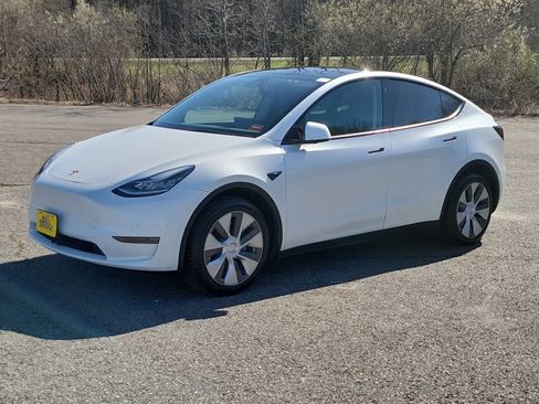 Used 2022 Tesla Model Y Long Range AWD/4WD image 1