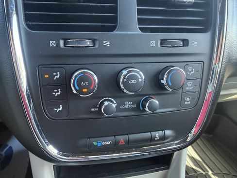 Used 2020 Dodge Grand Caravan SXT FWD image 22