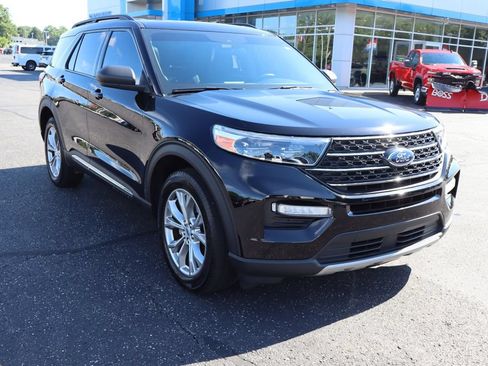 Used 2023 Ford Explorer XLT w/ Equipment Group 202A AWD/4WD image 2