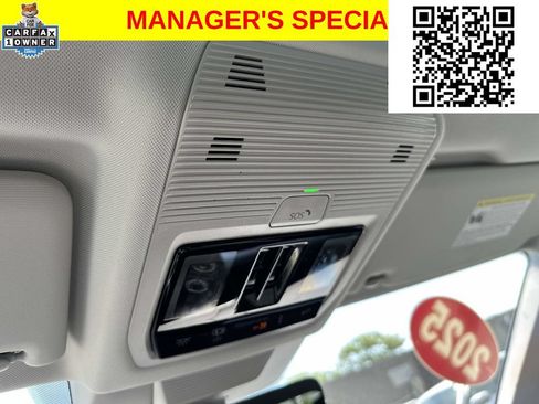 Used 2025 Volkswagen Tiguan SE w/ Panoramic Sunroof Package AWD/4WD image 31