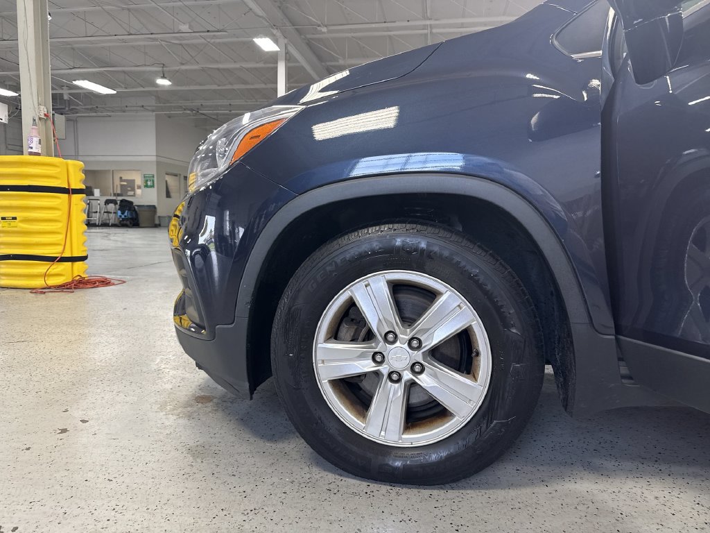 Used 2018 Chevrolet Trax LT w/ Sun & Sound Package FWD image 34