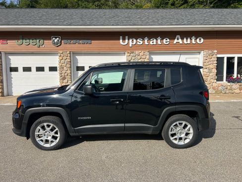 Used 2023 Jeep Renegade Latitude w/ Premium Group AWD/4WD image 8