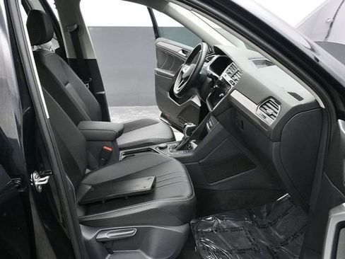 Used 2024 Volkswagen Tiguan SE image 10