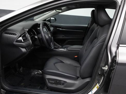 Used 2020 Toyota Camry SE w/ Moonroof Package image 6