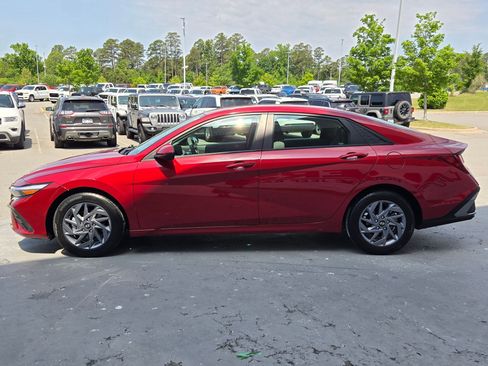 Used 2024 Hyundai Elantra SEL FWD image 4