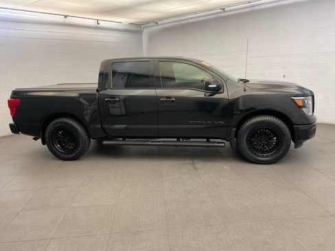 Used 2018 Nissan Titan SV w/ SV Convenience Package RWD image 3