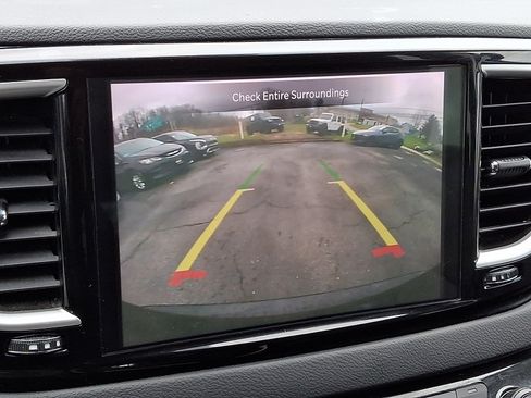Used 2023 Chrysler Pacifica Touring-L FWD image 16