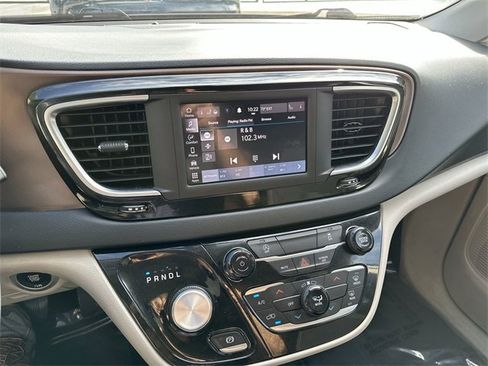 Used 2022 Chrysler Voyager LX image 12