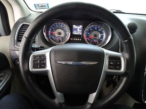 Used 2013 Chrysler Town & Country Touring FWD image 6
