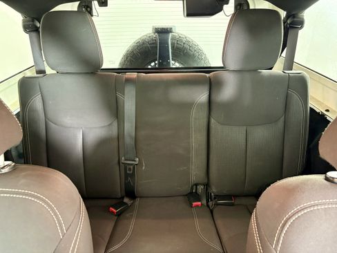 Used 2017 Jeep Wrangler Unlimited Sahara image 18