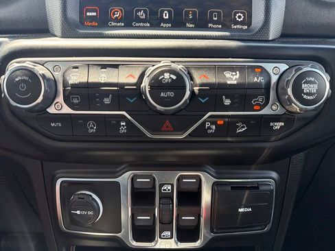 Used 2020 Jeep Wrangler Unlimited Sahara AWD/4WD image 38